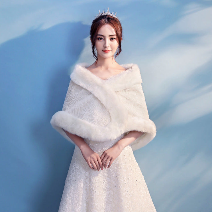 Ivory Faux Fur Bridal Shawl for Winter Wedding Looks