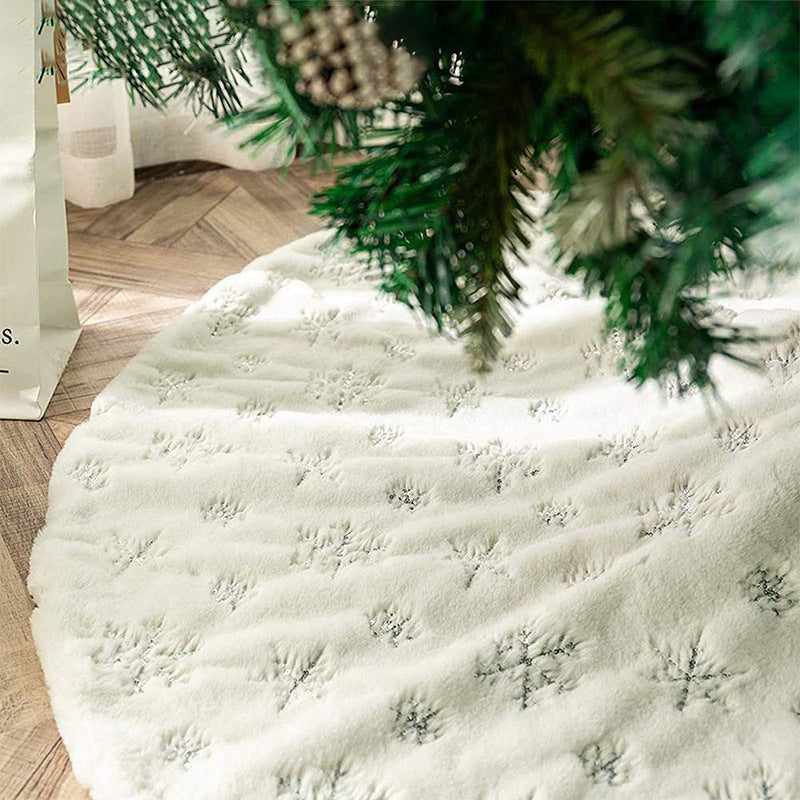 Fluffy White Christmas Tree Skirt for a Snowy Display