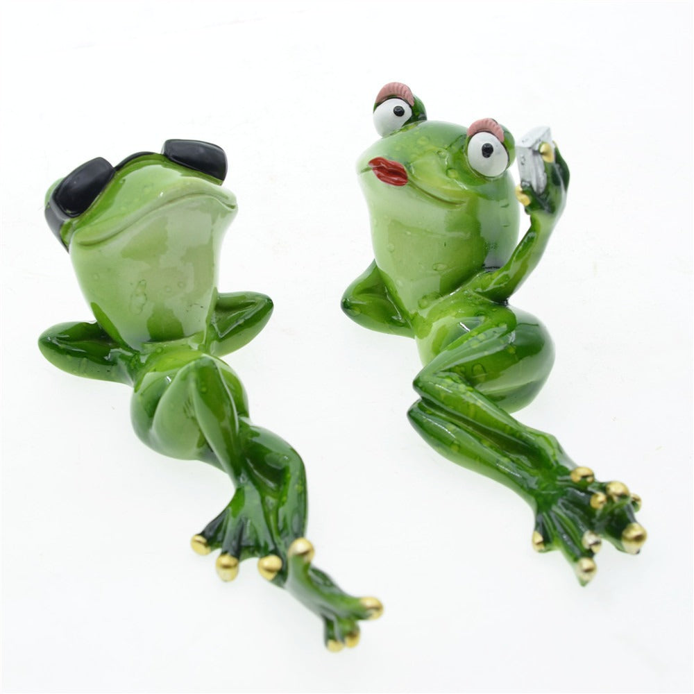 Frog Couple Resin Ornaments for Whimsical Home Decor