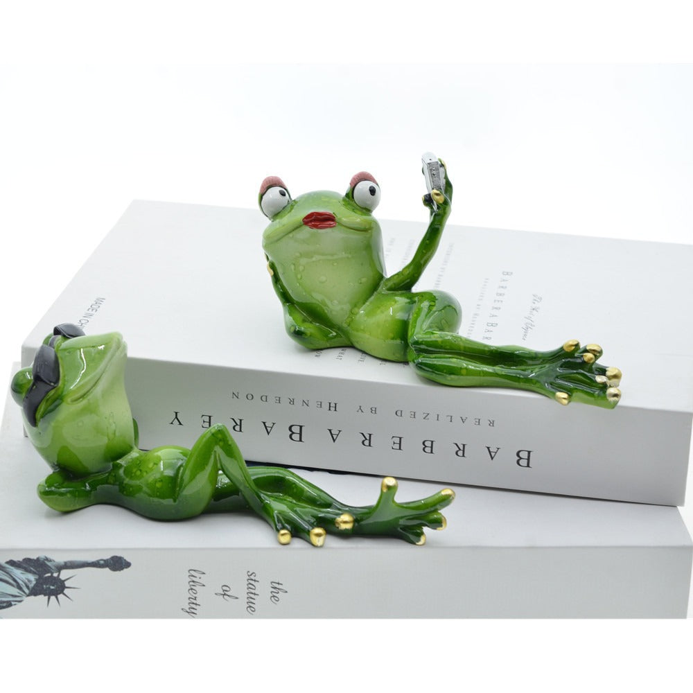 Frog Couple Resin Ornaments for Whimsical Home Decor