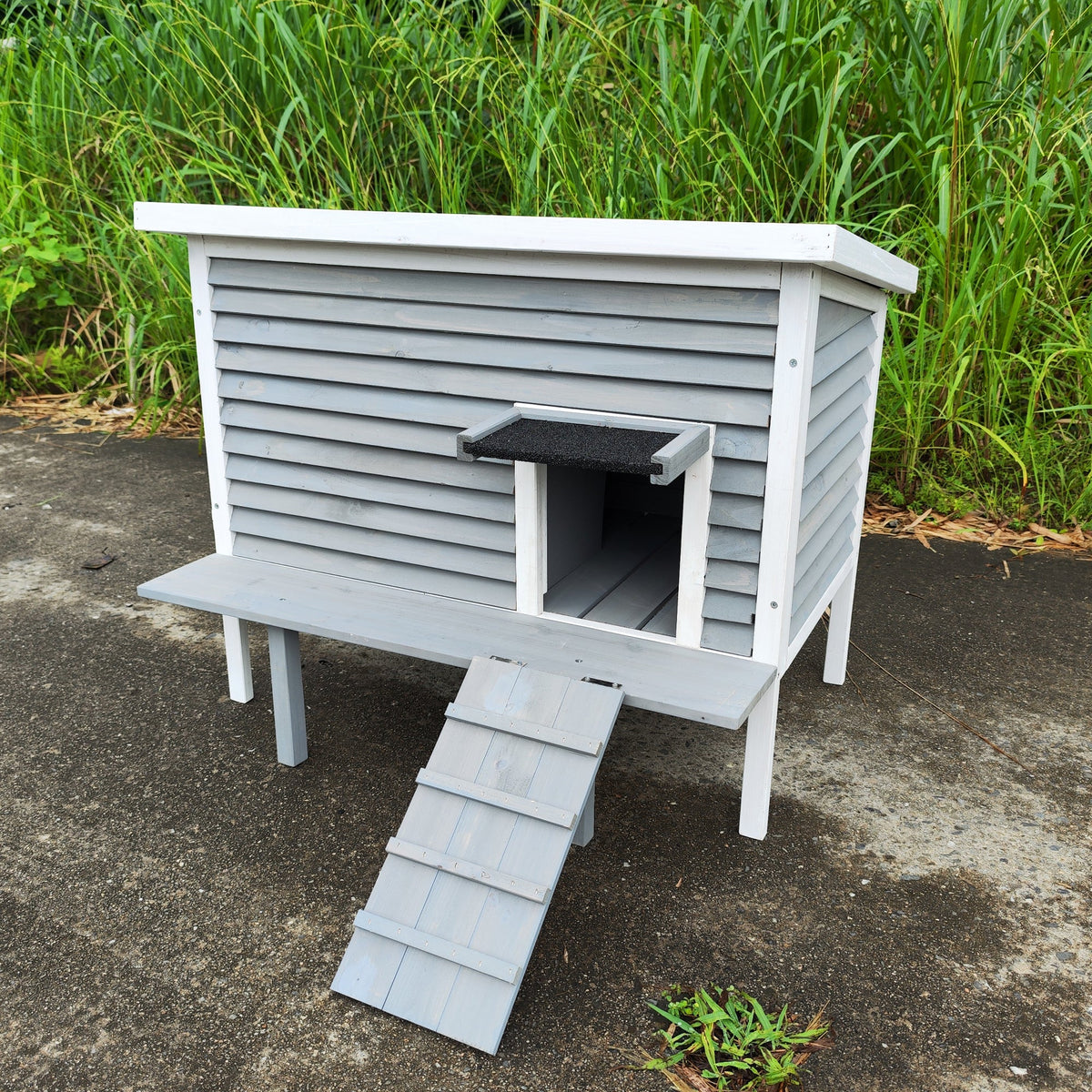 Breathable Outdoor Cat House with Porch Deck & Ramp