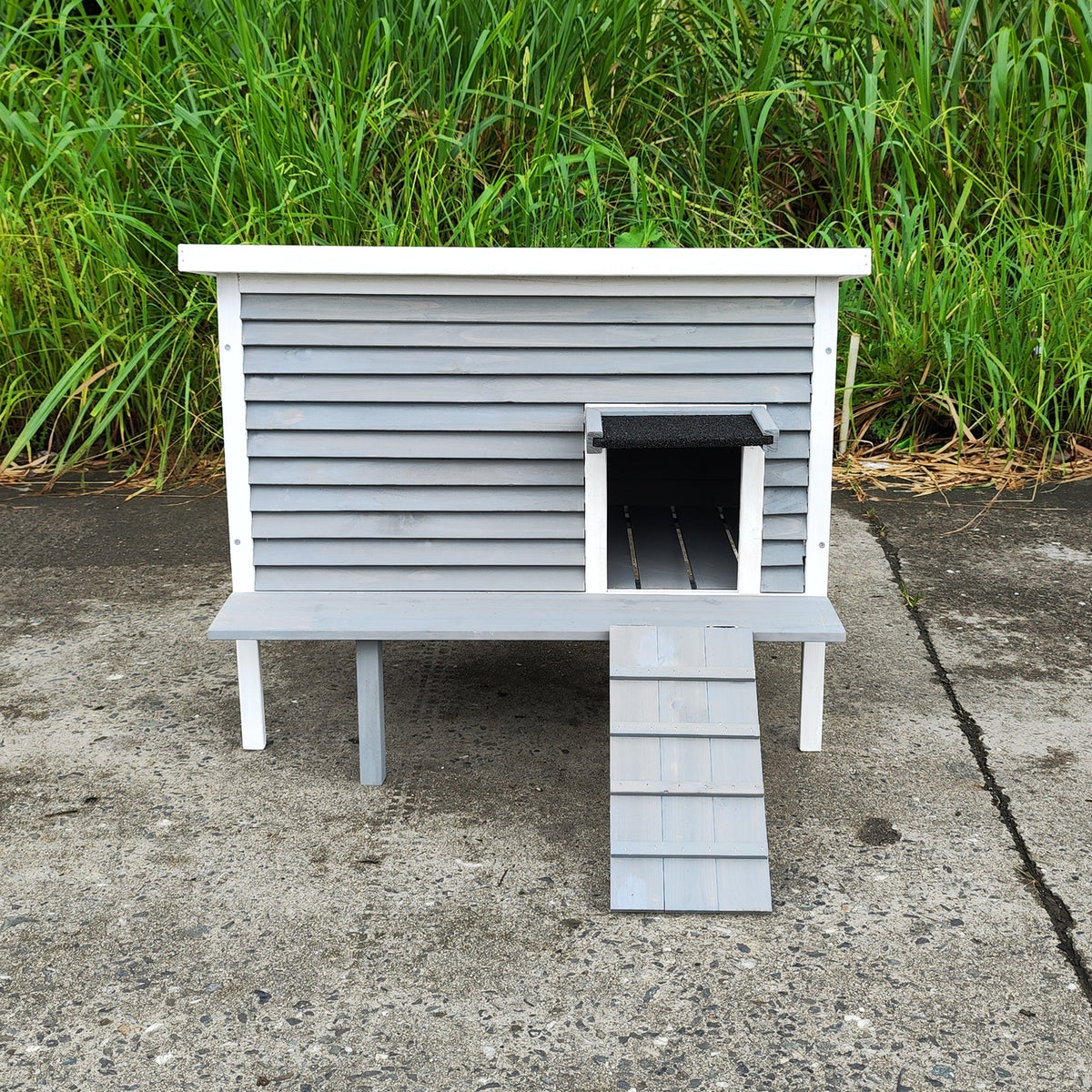 Breathable Outdoor Cat House with Porch Deck & Ramp