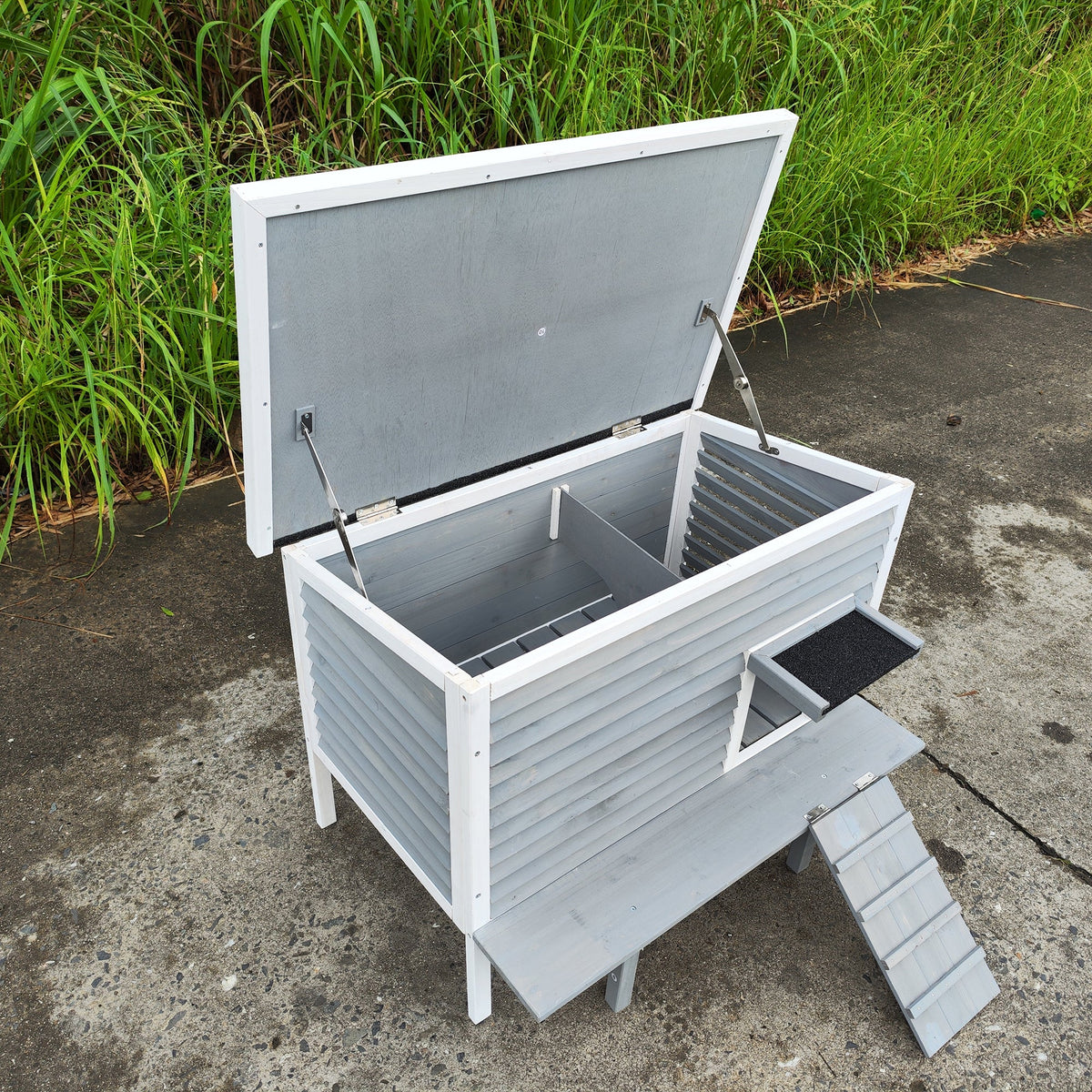 Breathable Outdoor Cat House with Porch Deck & Ramp
