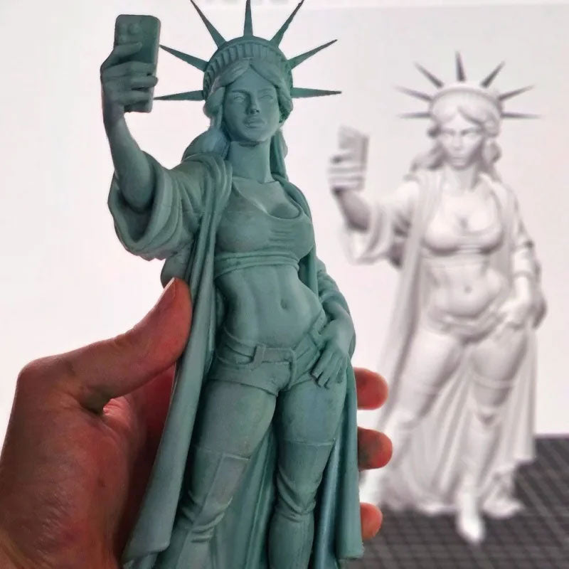 Selfie Statue of Liberty Decor for Playful Displays