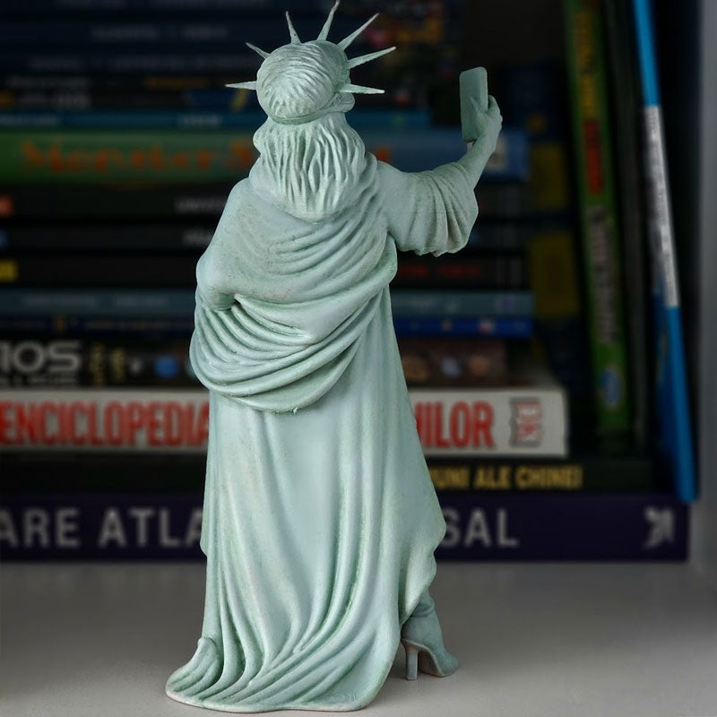 Selfie Statue of Liberty Decor for Playful Displays