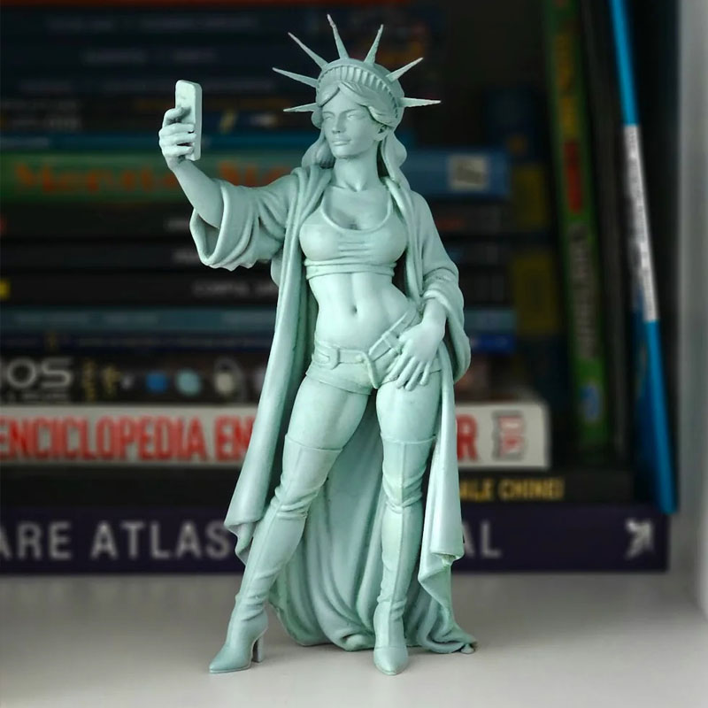 Selfie Statue of Liberty Decor for Playful Displays