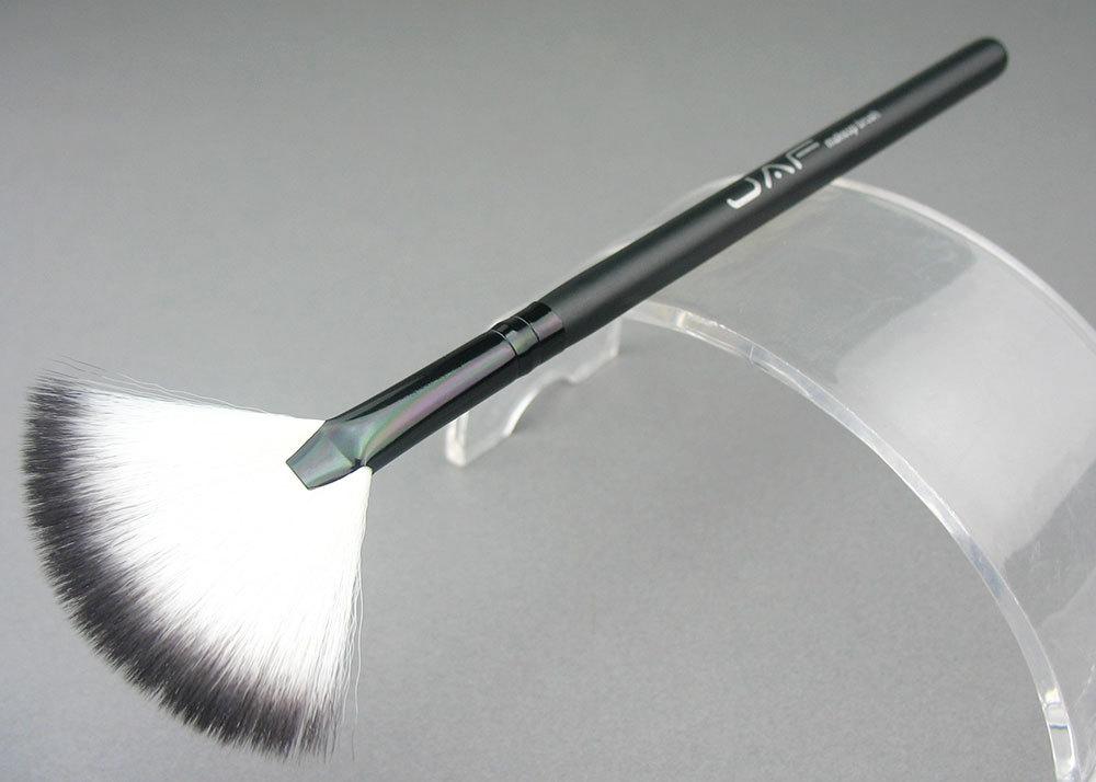 Small Fan Powder Brush — Airbrushed Powder Application