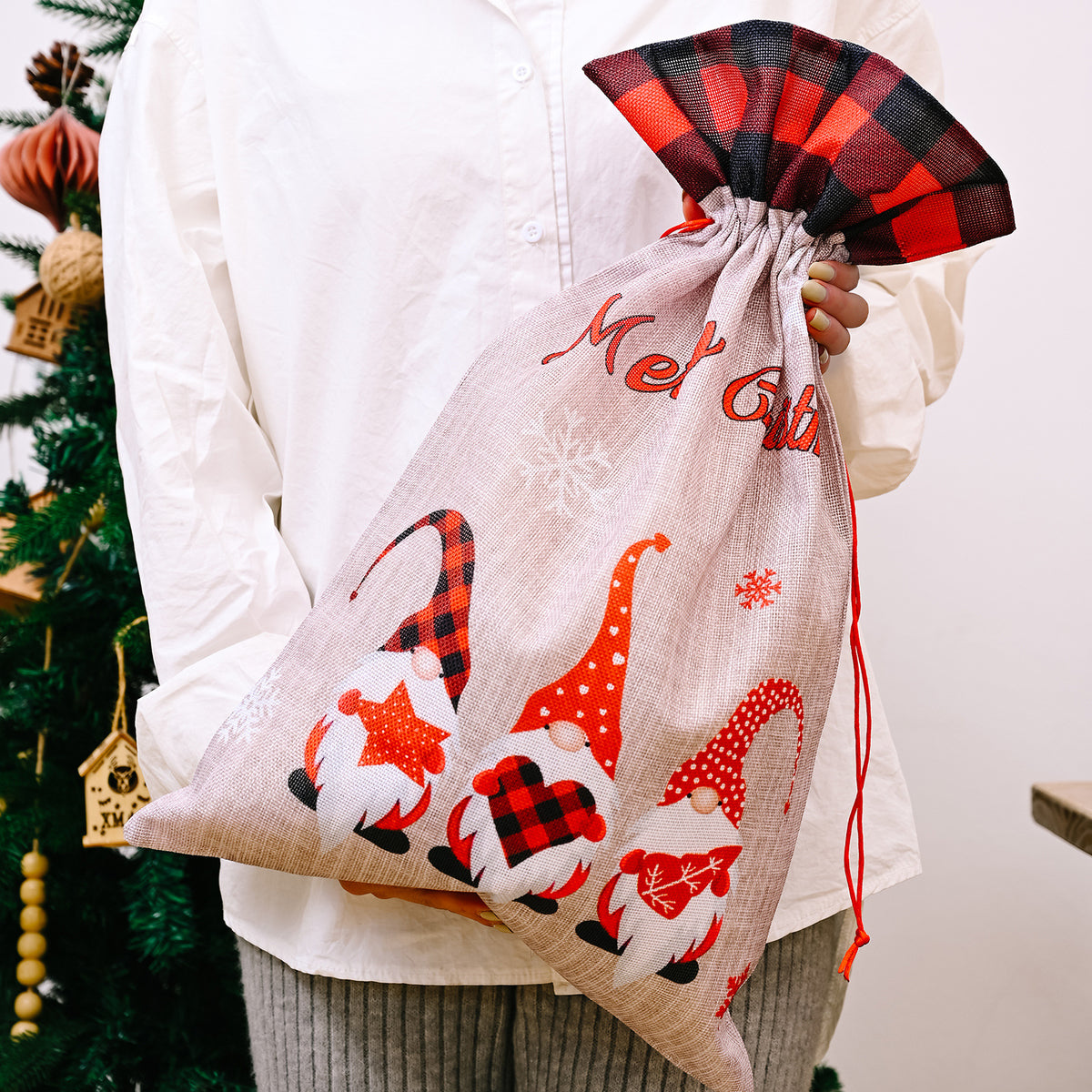 Christmas Gift Bag with Reusable Linen-Look Holiday Charm