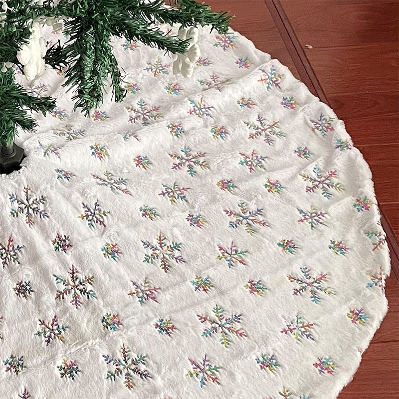 Fluffy White Christmas Tree Skirt for a Snowy Display
