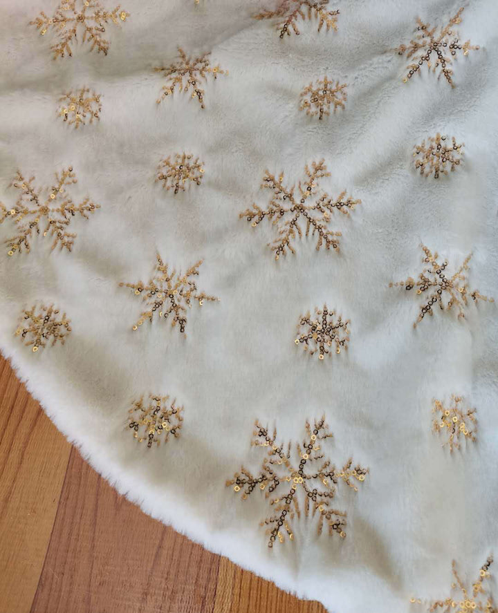 Fluffy White Christmas Tree Skirt for a Snowy Display