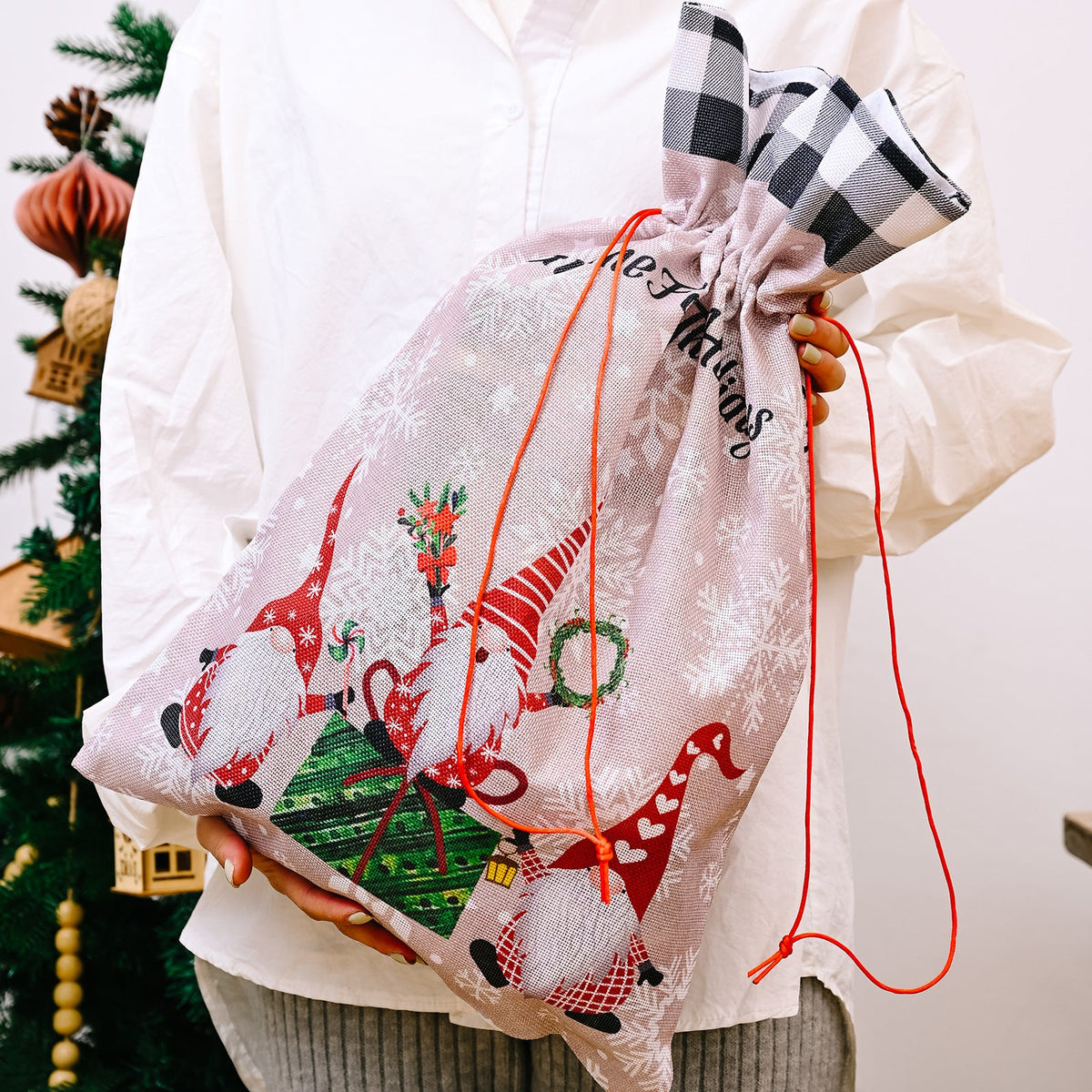 Christmas Gift Bag with Reusable Linen-Look Holiday Charm
