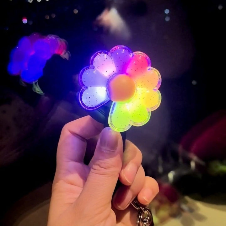 Daisy Keychain — Colorful Glow For Bags And Backpacks