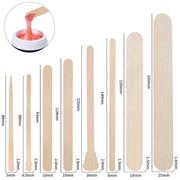 Size chart showing 8 different wooden wax applicator sticks ranging from 88mm to 200mm with width dimensions, alongside an inset showing a stick scooping warm pink wax from a jar
