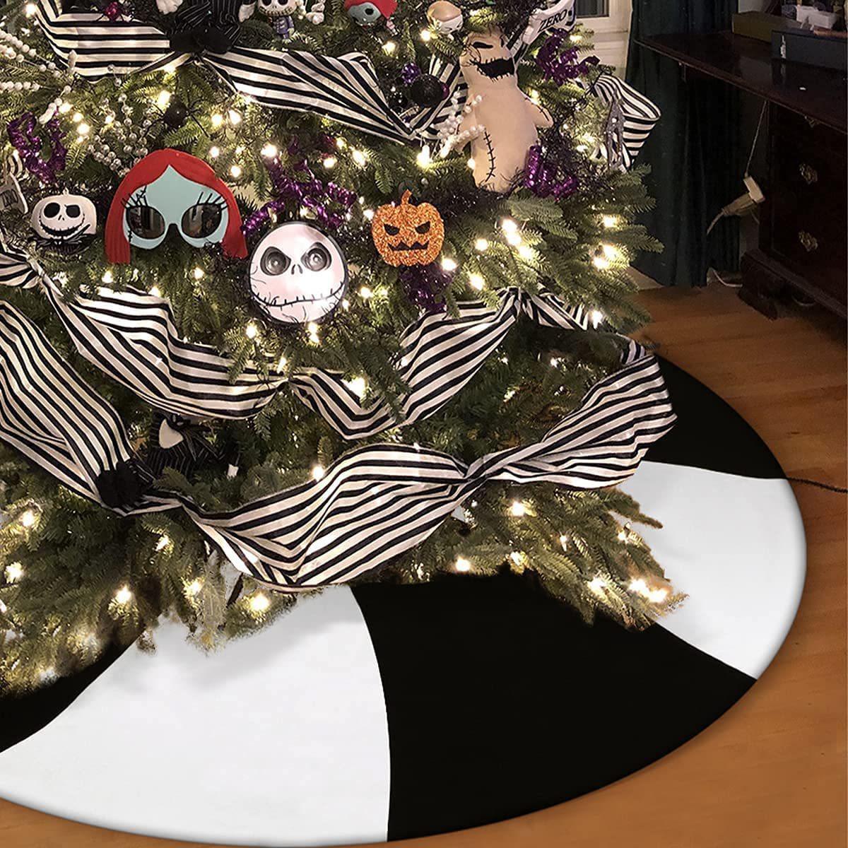 Black and White Christmas Tree Skirt for Neat Decor