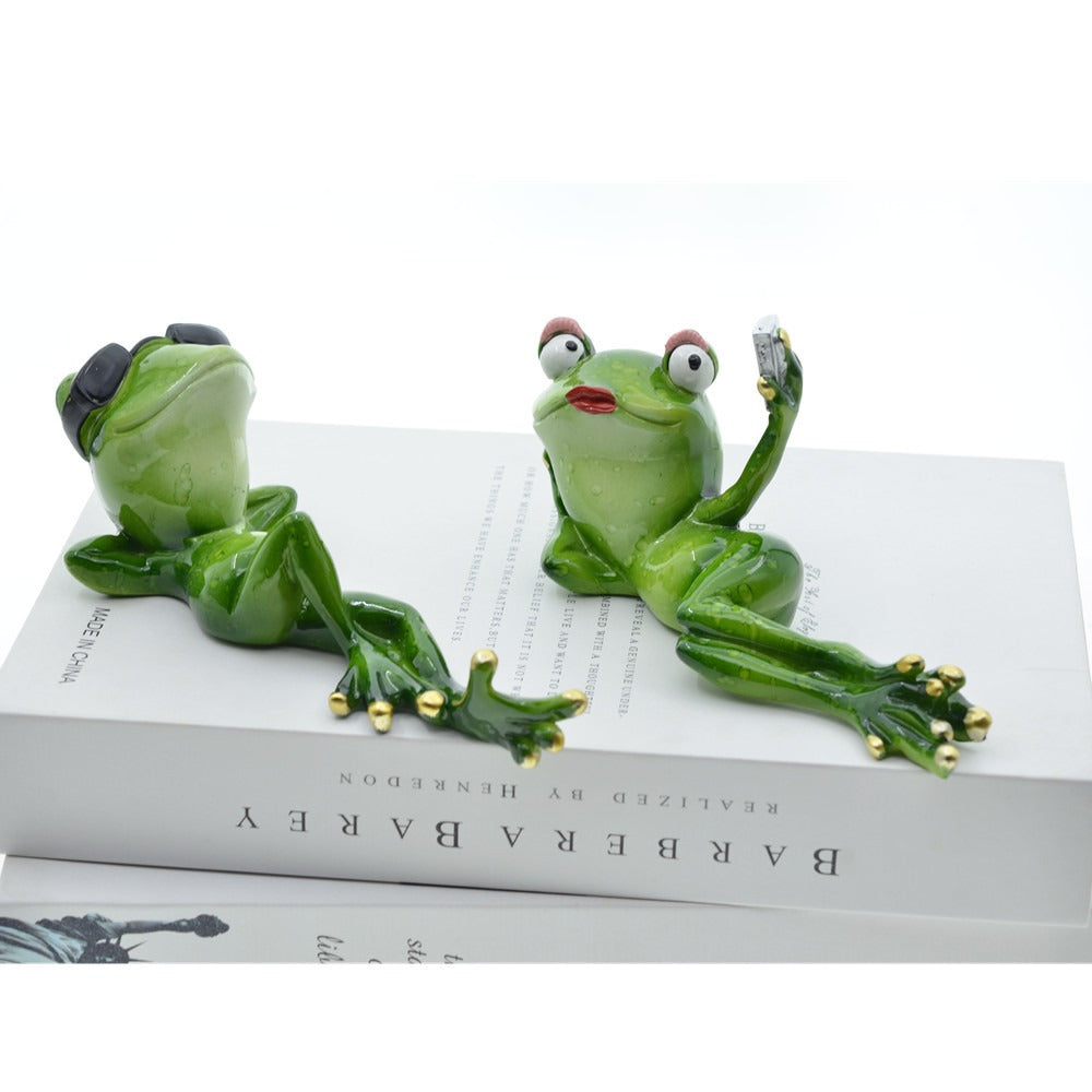 Frog Couple Resin Ornaments for Whimsical Home Decor