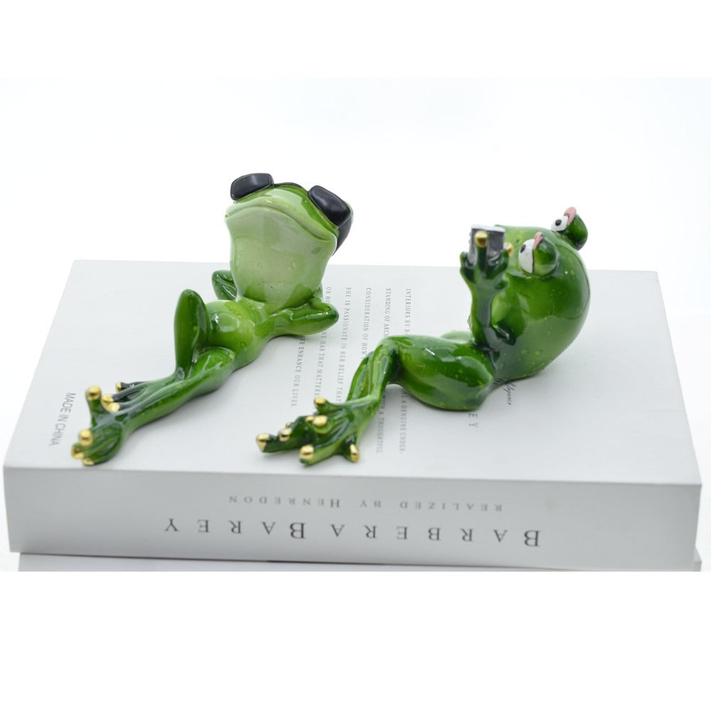 Frog Couple Resin Ornaments for Whimsical Home Decor