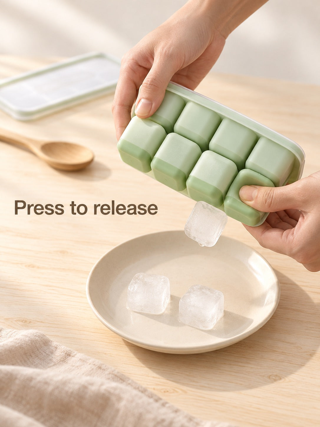 Ice Cube Tray with Lid: 8 Easy-Release Cubes