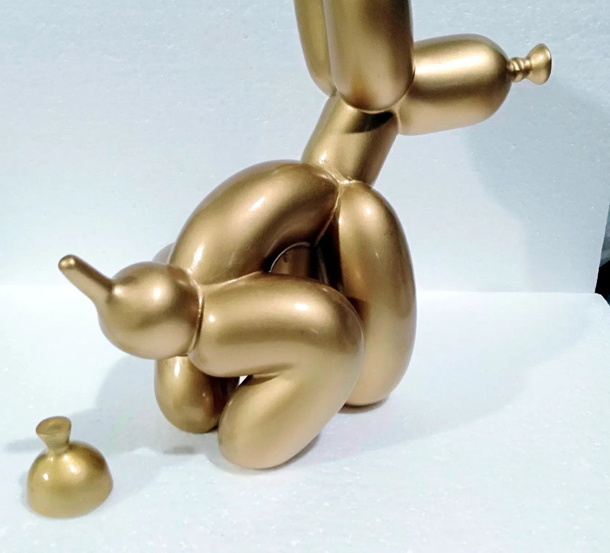 Poop Balloon Dog Sculpture – Playful Gold Home Decor