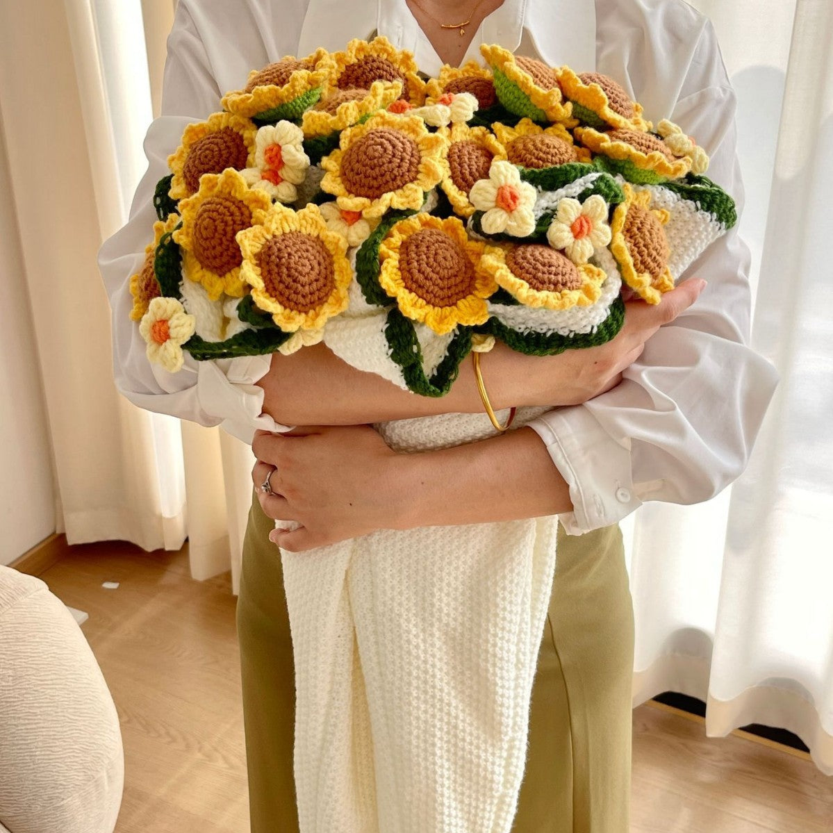 Rose Bouquet Blanket – Handwoven Floral Cozy Decor