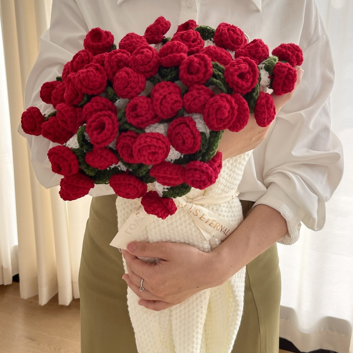Rose Bouquet Blanket – Handwoven Floral Cozy Decor