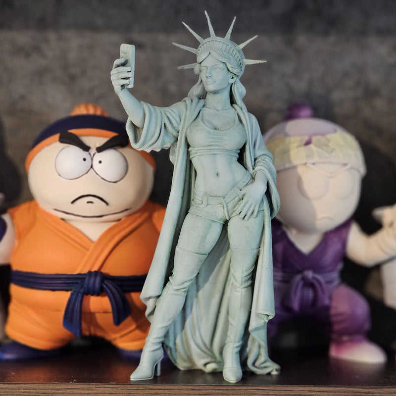 Selfie Statue of Liberty Decor for Playful Displays