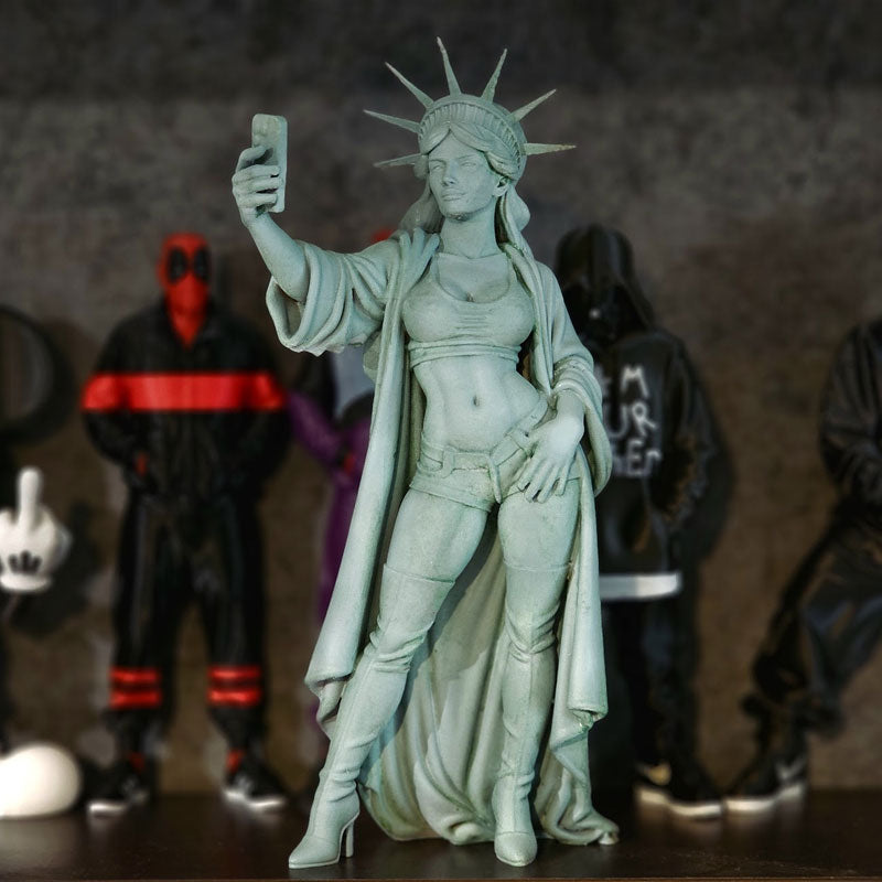 Selfie Statue of Liberty Decor for Playful Displays