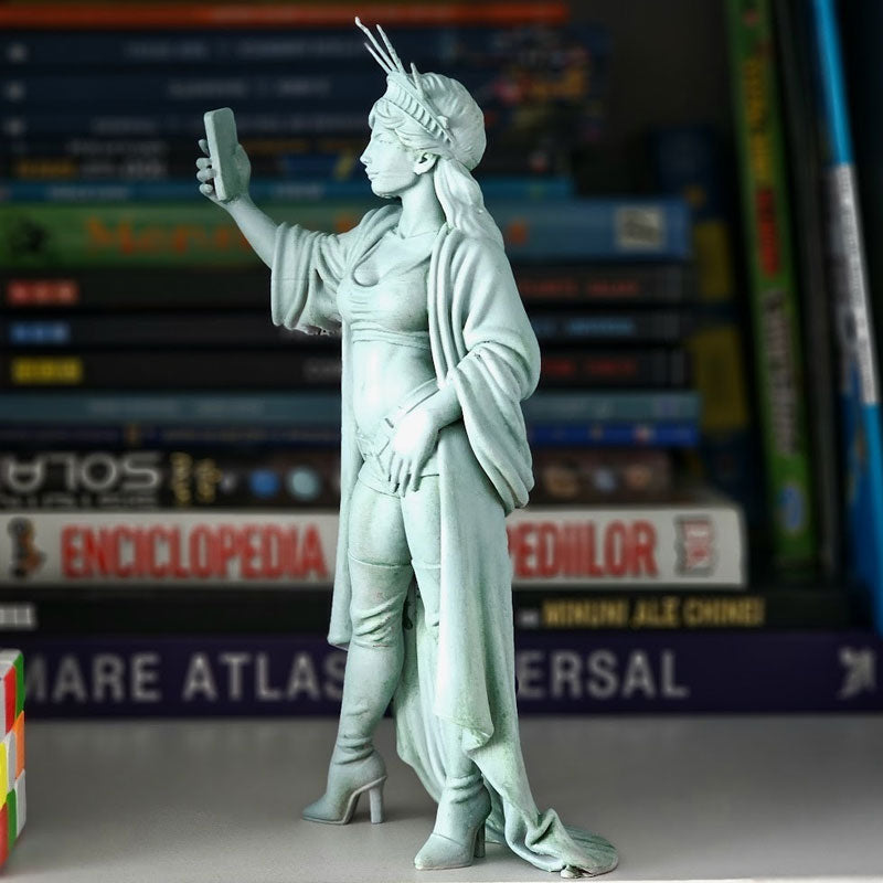Selfie Statue of Liberty Decor for Playful Displays