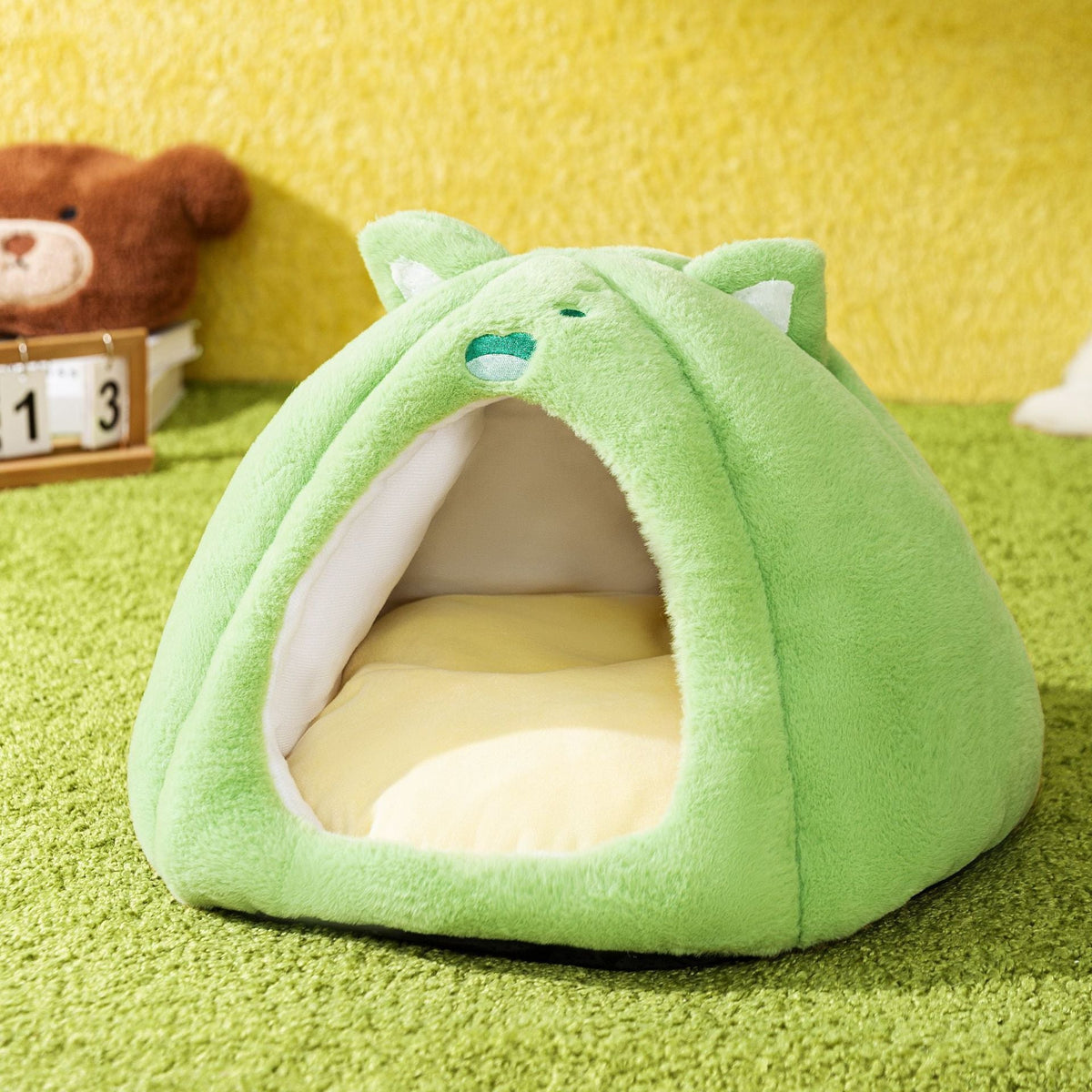 Toast Cat Bed: Cozy Enclosed Hideaway for Cold Nights